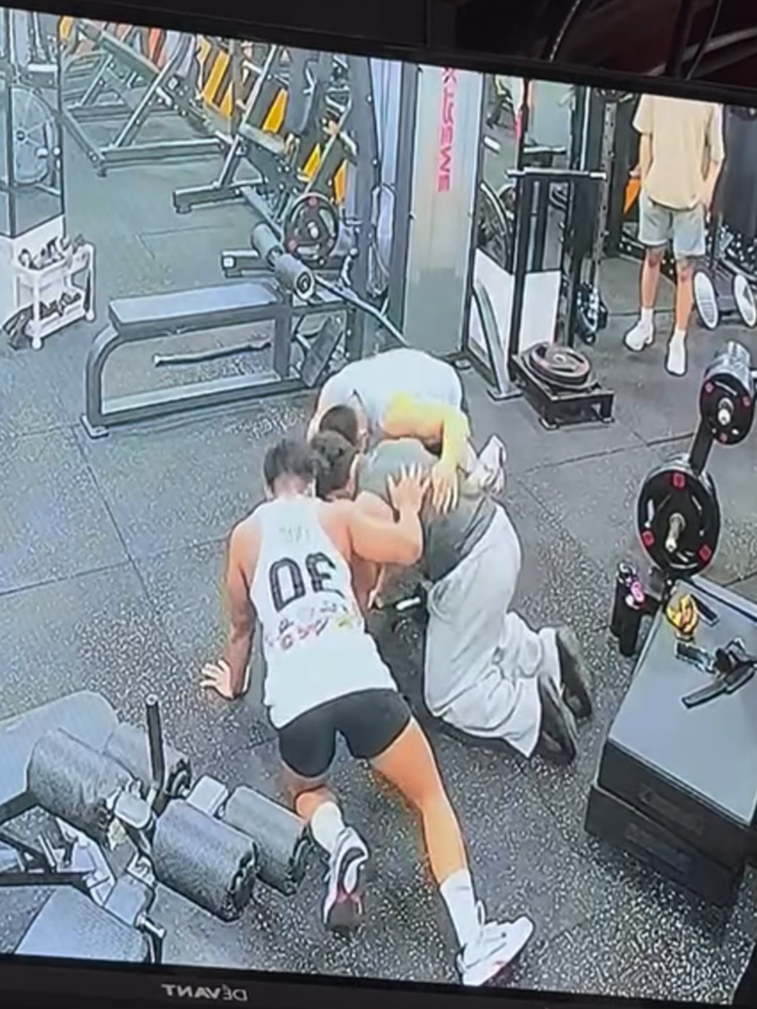 HỌ THIỆT SỰ ĐÃ CỨU MẠNG ANH ẤY!!! #gymcỏ #bodybuilder #bodybuilding #sports #gym  Nguồn: @jennard.l