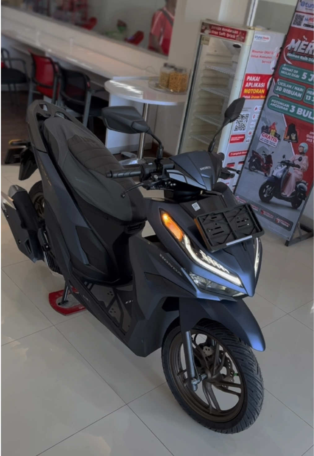 ✨ Vario 125 CBS ISS siap kirim untuk konsumen setia Honda! Terima kasih atas kepercayaan dan loyalitasnya 🙏 Unit siap pakai, pelayanan maksimal 💯 📍Info & Pemesanan: 📞 Hendra – TDM Antasari Lampung 📲 0895-3451-18145 #HondaLoyal #Vario125 #TDMantasari #MotorBaru #SiapKirim