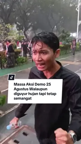 Sesuai dengan janji kami bersama kawan-kawan turun aksi demo 25 agustus 2025 kami sempat beberapa kali di halang langkah kami untuk bisa membersamai kawan-kawan yang lain di gerbang pancasila untuk bisa ber orasi, pada akhirnya kami mau ke arah depan gedung dpr ri sudah di tutup dari senayan park, walaupun hujan rupanya massa aksi tetap bersemangat tak gentar dan tak mundur yang paling penting tetap bersuara. Panjang umur perjuangan 🔥🔥  #viral #demo #bubarkandprri #dprri #jakarta @DPR RI @Gibran Rakabuming @gerindra @gmniesaunggul 
