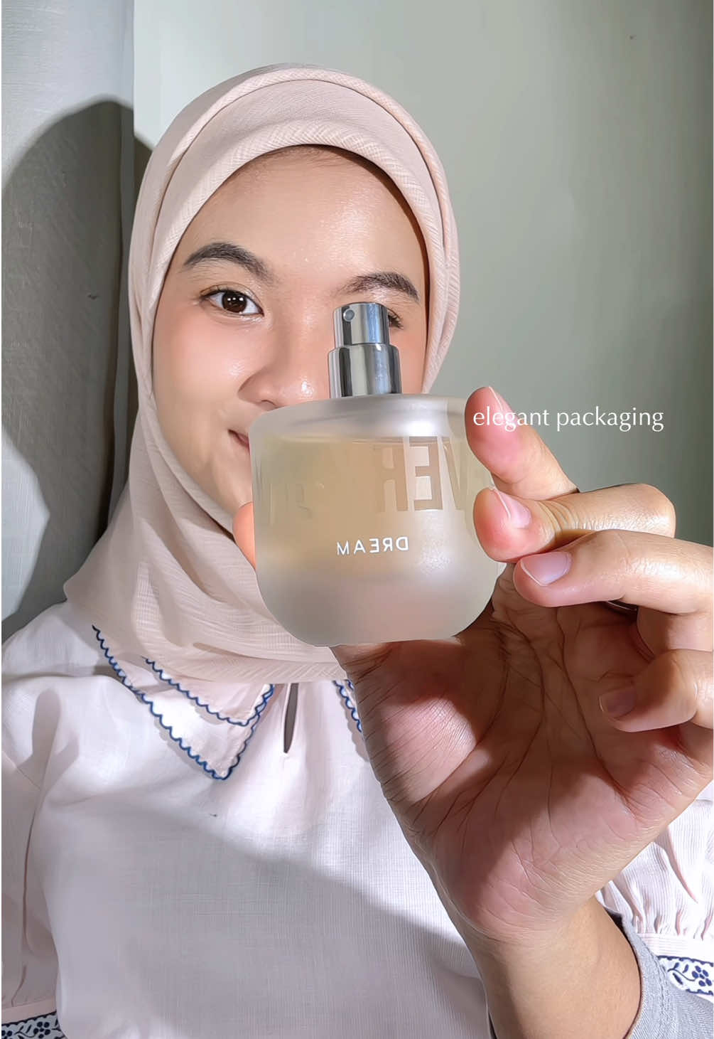 “kalau brand makeup udah deh fokusnya ke makeup aja” eits, tapi BLP ga main main bikin series parfum BLP EVERYDAY ini. yang aku pakai varian dream, sesuai sama namanya, wanginya dreamy bgt unik! dengan notes yg biasa aku temuin di parfum lain, tapi aromanya tetep beda dari yg lain. hangat, manis, elegan jadi satu. udah aku coba SPL nya juga oke banget! #parfum #scentoftheday #blpbeauty 