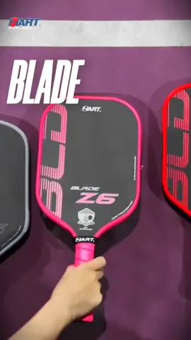 Hadir dengan desain yang super elegant, Hart Blade Z6 ini pilihan yang pas banget buat kamu, para cewek yang ingin tampil stylish di lapangan! Dengan perpaduan warna dan desainnya yang memukau, raket ini gak cuma bikin performa kamu makin maksimal, tapi juga menunjang penampilanmu. Ringan dan nyaman digenggam, Hart Blade Z6 ini bakal jadi senjata andalan buat setiap smash dan dink shot-mu. Siap-siap jadi pusat perhatian! #HartBladeZ6 #PickleballIndonesia #PickleballGirls #HartBlade #RaketPickleball  