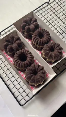 Ngemil cantik + hemat dompet Bolu ketan hitam keju lumer dari Milumea.Bite nii udah yang paling pas🤗, cuma 20k/box yukk jadi tunggu apa lagi jangan lupa order yaaa🥰 Order bisa DM ig Milumea.Bite yaa✨ #fyp #SmallBusiness #dessertlover #homebaker #genz #bakingtherapy #cakesamarinda #giftsamarinda #jajansamarinda #dessertsamarinda #browniesamarinda #boluketanhitamlumer #browniesketanhitamkejukaramel #matchalumer #samarinda 