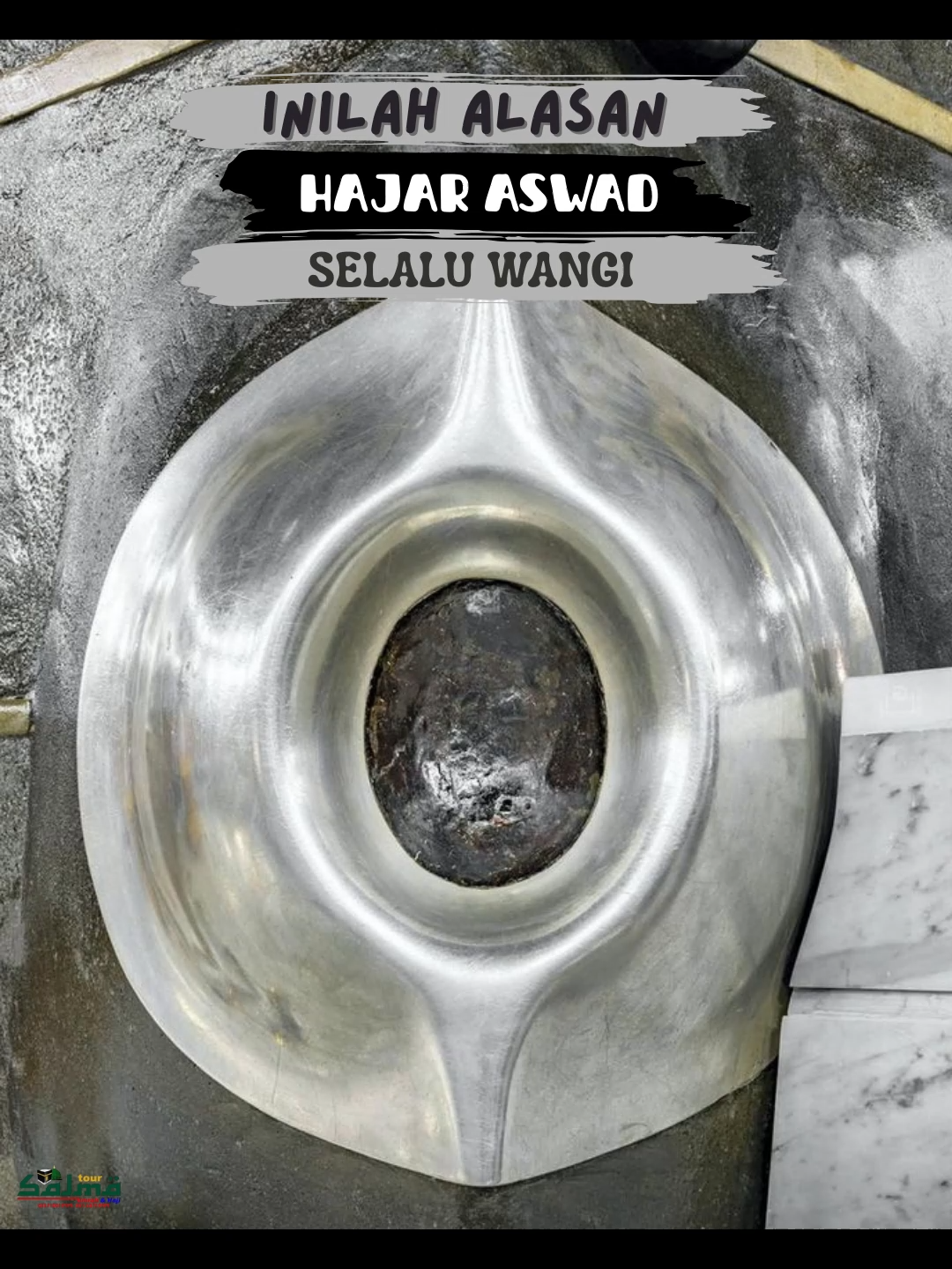 Tahukah kamu? 🤔🕋 Hajar Aswad selalu harum karena setiap hari petugas Masjidil Haram rutin membersihkannya dan mengoleskan minyak wangi berkualitas tinggi seperti oud dan misk. Tradisi ini sudah berlangsung sejak berabad-abad, sebagai bentuk penghormatan kepada Ka'bah dan batu yang mulia ini. Itulah sebabnya jamaah yang mendekat akan merasakan aroma khas yang menenangkan hati. 🌹✨ #HajarAswad #PengetahuanIslam #FaktaTanahSuci #MasjidilHaram #Kabah #UmrohMabrur #HajiMabrur #SalmaTour