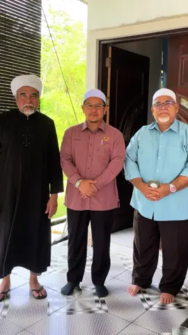 Pondok bukan sekadar pusat pengajian agama, tetapi ia adalah benteng yang melahirkan insan berilmu, berakhlak serta menjadi rujukan masyarakat.  Dari pondoklah lahir para alim ulama, guru dan pendakwah yang membawa risalah Islam, mendidik umat serta memperkukuhkan jati diri negeri berlandaskan al-Quran dan Sunnah. Ia juga menjadi pusat tarbiyah yang memupuk kesedaran, mengeratkan silaturrahim dan menghidupkan budaya ilmu di tengah masyarakat. Hari ini, saya berkesempatan melawat beberapa pondok sekitar Pasir Puteh bagi mengeratkan ukhuwah bersama para guru dan pelajar yang sentiasa istiqamah menuntut ilmu. Dalam kesempatan ini, turut saya sampaikan sedikit sumbangan bagi menyokong pembangunan pendidikan pondok, agar ia terus menjadi wadah ilmu yang menyinari generasi akan datang.  Semoga hubungan erat antara masyarakat dan pondok terus dipelihara, menjadi sumber kekuatan rohani dan pembangunan insan yang diberkati Allah SWT.  #PenghayatanMembangunBersamaIslam #gerakanpertanianalfalah #bertanisatuibadah @Dato' Tuan Mohd Saripudin @N32 Pusat Khidmat DUN Gaal 