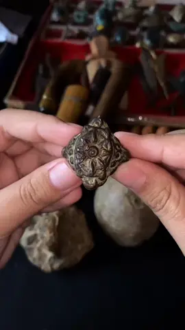 Cincin Kuno - Surya Majapahit Melambangkan keseimbangan, Pusat kekuatan, Perlindungaan dari energi negatif Menjadi media pembelajaran sejarah yang menarik melalui kisah benda peninggalan nyata #cincintemuan #cincinkuno #peninggalansejarah #antik #warisanbudaya 