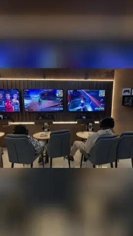 🔥 Diversão sem pausa, competição sem limites! No Nélio Gaming Lounge, cada jogador é protagonista. 🎮 📍 Super Mares Shopping Mall, Costa do Sol, Maputo. #NélioGamingLounge #GamingExperience #Diversão