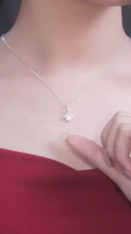 Tóc búi gọn gàng, điểm nhấn cho cổ xinh, khoe trọn chiếc dây chuyền giọt nước lấp lánh D0210 này 😘 #daychuyenbactlee #lactaybactlee #trangsuc #khuyentaibactlee #tleejewelry 