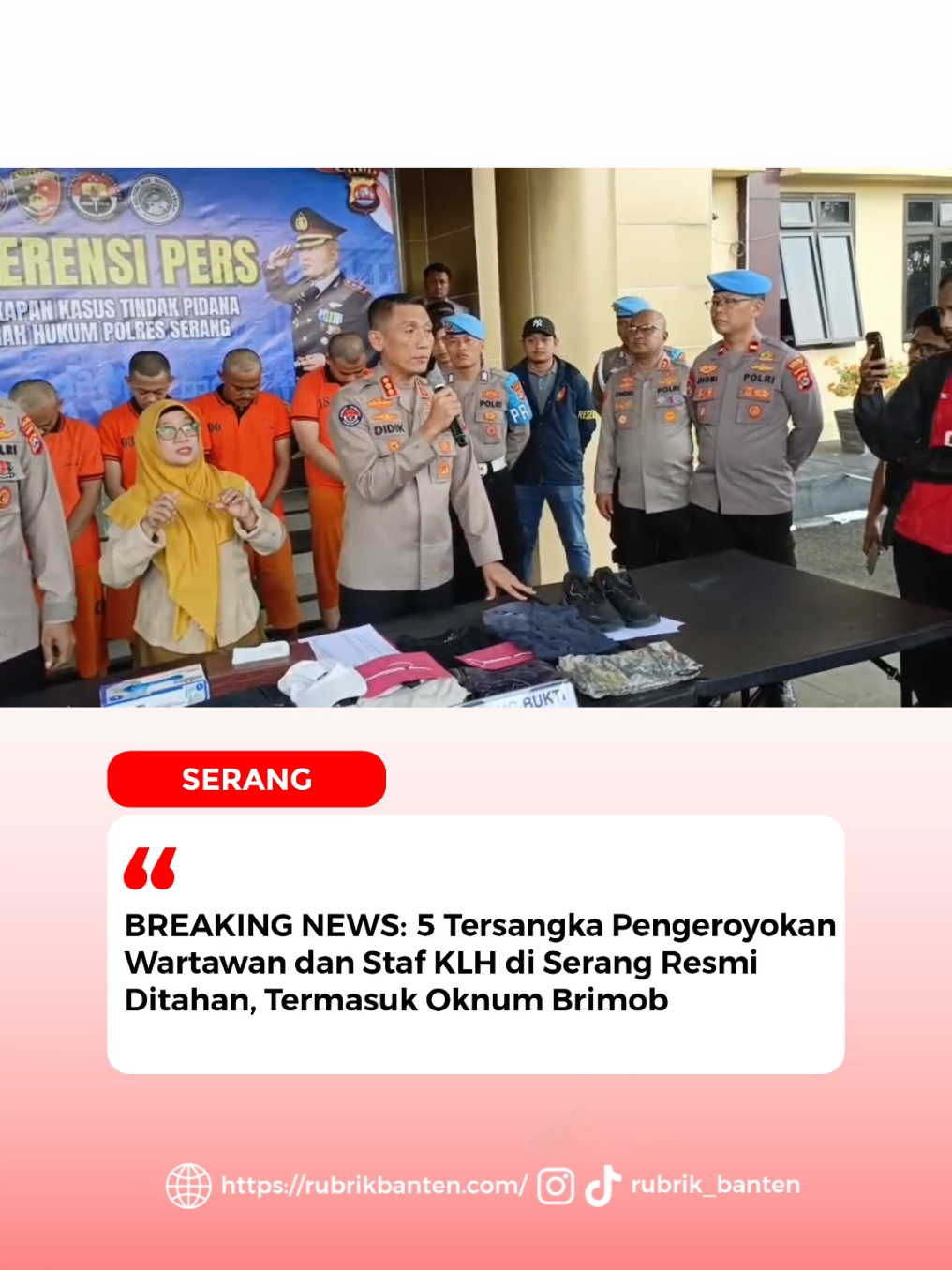 BREAKING NEWS: 5 Tersangka Pengeroyokan Wartawan dan Staf KLH di Serang Resmi Ditahan, Termasuk Oknum Brimob SERANG, RUBRIKBANTEN – Penyidik Satreskrim Polres Serang akhirnya menetapkan 5 orang tersangka dalam kasus pengeroyokan terhadap seorang wartawan dan staf Humas Kementerian Lingkungan Hidup (KLH) di halaman PT Genesis Regeneration Smelting (GRS), Desa Cemplang, Kecamatan Jawilan, Kabupaten Serang, Kamis (21/8/2025). Para tersangka yang kini ditahan di Mapolres Serang adalah KA alias Kipli (31), anggota ormas; BM alias Bongkol (25), sekuriti PT GRS; AR (32), SI alias Ipoy (32), dan AJ alias Mika (39), karyawan PT GRS. “Ada 15 orang yang diperiksa penyidik dan 5 di antaranya ditetapkan sebagai tersangka karena terbukti melakukan pengeroyokan,” tegas Kapolres Serang AKBP Condro Sasongko dalam konferensi pers, Senin (25/8/2025). Kronologi dan Peran Pelaku Kapolres membeberkan peran masing-masing pelaku. KA, BM, dan AR: memiting, menendang, memukul, dan menginjak staf Humas KLH, Anton. SI dan AJ: melakukan pemukulan terhadap wartawan. Tak hanya itu, keterlibatan oknum aparat juga ikut disorot. Kabidhumas Polda Banten Kombes Didik Hariyanto memastikan Briptu TR ditetapkan tersangka dan ditahan karena terbukti memukul staf Humas, sementara oknum Brimob TG tidak terbukti karena justru melerai. Akar Masalah: PT GRS Bandel, Melepas Segel KLH Insiden pengeroyokan bermula saat rombongan Deputy Gakkum KLH Irjen Rizal Irawan mendatangi PT GRS untuk melakukan penutupan operasional pabrik yang kedapatan melepas segel polisi dan kembali beroperasi setelah sebelumnya disegel karena pencemaran lingkungan. “Kedatangan Tim Gakkum untuk menutup operasional. Namun terjadi insiden pengeroyokan terhadap rekan jurnalis dan staf Humas KLH,” jelas Kapolres. Jerat Hukum Berat Atas perbuatannya, kelima tersangka dijerat Pasal 170 KUHP tentang pengeroyokan dengan ancaman hukuman 5 tahun 6 bulan penjara. Kapolres menegaskan pihaknya akan menindak tegas semua pelaku tanpa pandang bulu, termasuk oknum aparat, demi menjamin rasa keadilan dan menjaga marwah hukum. #BreakingNews #PolresSerang #KasusPengeroyokan #WartawanDianiaya #StafKLH                       
