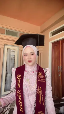 berhasil jahit payet sendiri, makeup sendiri untuk hari wisudaku💗🫂 #kebayajanggan #wisuda 