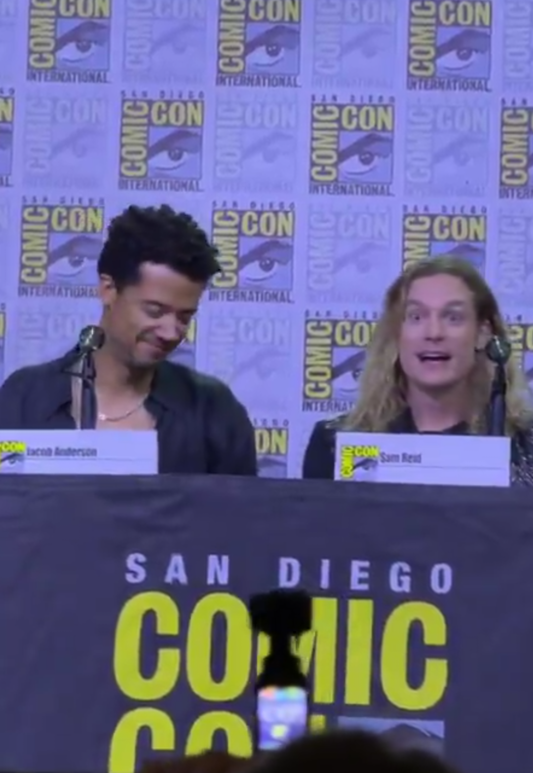 STILL can't believe that happened btw 😭 I was just minding my own business (HUGE thanks to Jenny aka patrckhazlewood on twt for recording this and sending it my way! ilysm!) #IWTV #lestatdelioncourt #interviewwiththevampire #samreid #jacobanderson 