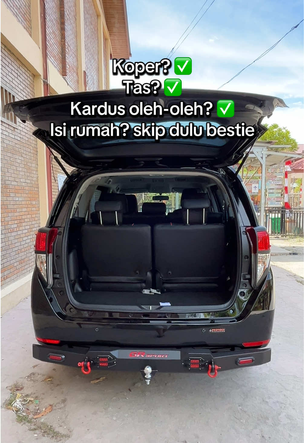 Bagasi ini sih standar ya, nggak segede truk. Tapi cukup banget buat koper, tas, sama kardus oleh-oleh. Asal jangan niat pindahan rumah sekalian🤣 Nah buat kamu yang mau perjalanan nyaman, barang aman, dan sampe tujuan tanpa drama, langsung aja booking seat di travel kita✨ 📞0823-7411-0792 #travelmedan #tarutung #sibolga #travelsumut #fyp 