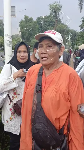 CURAHAN HATI SEORANG IBU SAAT DEMO DPR 25 AGUSTUS #demo #demodpr #demo25agustus Selengkapnya di Youtube Moment Sekitar