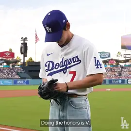 Taehyung of BTS threw the ceremonial first pitch at the Los Angeles Dodgers-Cincinnati Reds game on Monday, Aug. 25 (US time), to the delight of the Dodgers Stadium crowd. The K-pop star donned a customized Dodgers outfit, with his stage name V and the 7 jersey, complete with a blue baseball cap. #kimtaehyung🐯 #BTS #btsarmyforever #armybts💜 #dodgers 