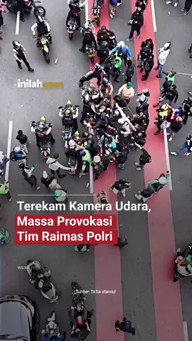 Ricuh di DPR, Massa Terekam Provokasi Tim Raimas Polri Siang kemarin suasana di seputar Gedung DPR/MPR RI berubah mencekam. Pukul 13:40 WIB, aksi massa bentrok dengan petugas keamanan di Jl. Gerbang Pemuda Jakarta Selatan. Motor dibakar, kaca pecah, hingga provokasi massa membuat aparat harus turun tangan. Berdasarkan pantauan kamera udara @afianrazi di lokasi, seorang pemuda dari barisan massa terlihat memprovokasi seorang polisi dari Tim Pengurai Massa. Polisi bersama TNI menurunkan 1.250 personel. Water cannon & gas air mata dikerahkan demi menghalau massa yang tak kunjung bubar. Kapolres Metro Jakpus Kombes Susatyo Purnomo Condro menegaskan: “Kami pastikan pengamanan tetap humanis agar tidak mengganggu aktivitas masyarakat lainnya.” - Selengkapnya kunjungi website dengan klik link di bio atau download aplikasi di AppStore dan Google Play Store. #inilahNews #InilahCom #TitikTengah #TitikCerah #DemoDPR #Jakarta #InilahNews #Polri #TNI