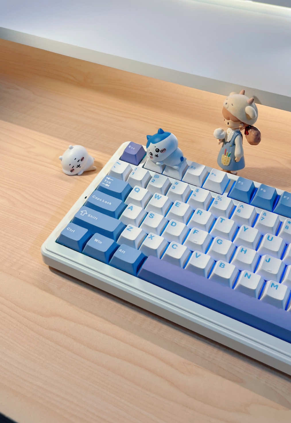 Keyboard 98% dari AULA. Warnanya super gemes kombinasi ungu putih biru 💜🤍💙 Kebantu banget sih sama numpadnya buat kerja ngitung ngitung Pake switch Leobog Graywood V3 yang halus, stabil, dan super nyaman buat ngetik atau gaming Plus, ada lapisan foam bikin suaranya creamy banget & baterainya 8000mAh super duper awet. Bisa kamu dapetin di keranjang kuning 🧺 #aulaf99 #bluekeyboard #keyboardmurah #keyboardlucu #keyboardkantoran   