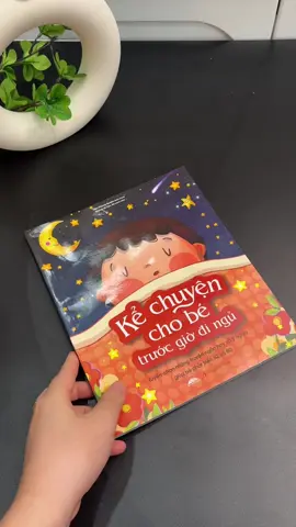 Bé nào cũng thích ba mẹ đọc sách - chuyện cho nghe.Các mom tham khảo cuốn này nha hay lắm #sach365truyenkechobetruocgiodingu #sachhaychobe #mevabe #xuhuong 