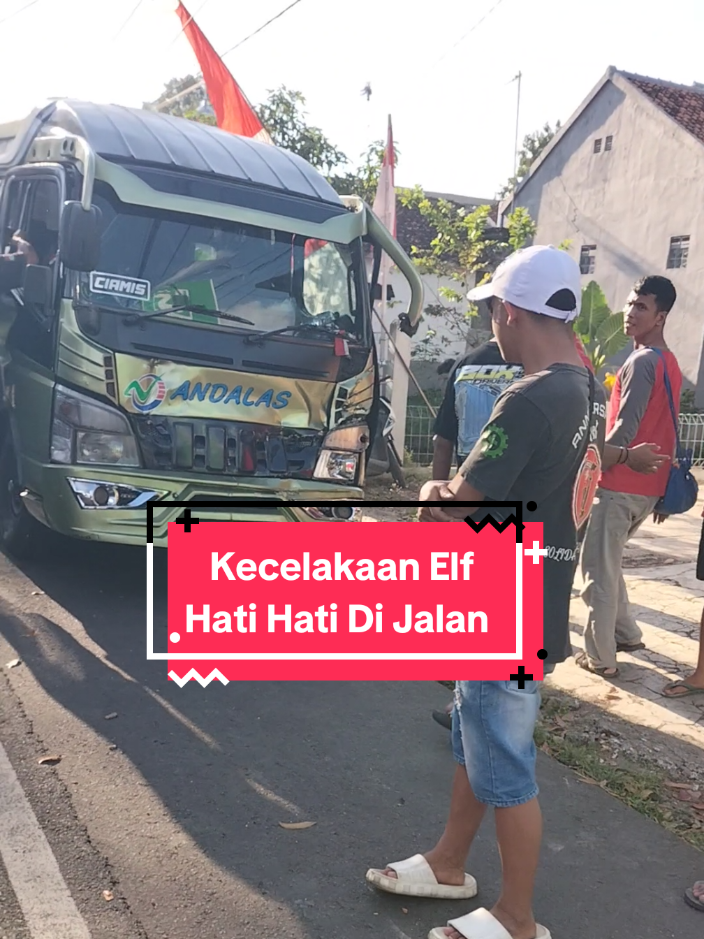 Di jalan Cikoneng, Deket Yogya Cikoneng Ciamis, kecelakaan mobil elf #kecelakaan #ciamis #tasikmalaya #lalulintas #infotasikmalaya 