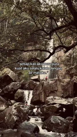 Bukan tentang percintaan yang ku tangisi tapi soal keluarga yang tak pernah ku dapat peran nya, mereka terlalu berisik untuk hidup ku yg sepi aku hanya ingin mendapatkan kembali kebahagiaan ku sebelum sering terjadi pertengkaran di rumah, sekarang rumah itu bukan tempat ku untuk kembali pulang hanya sekedar singgah dan menangisi keadaan di rumah itu,tapi aku beruntung punya seseorang  yg selalu ada untuk ku yang begitu sabar menemaniku terimakasih 🥹#fypkatakata #fypシ゚ #katakatasad🥀 #kluarga🥀 