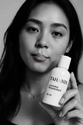 “Lo juga sering ngerasa parfum ilang cepet banget? 😅 Apalagi pas dugem atau habis olahraga. Gua nemu solusi simpel: semprot Tahanin sebelum parfum. Hasilnya? Wangi stabil sampe 12 jam 💯 💡 Primer Fragrance Travel Size pertama di Indonesia.”