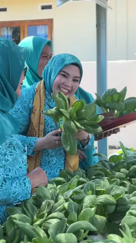“Lidyawati Cik Ujang, Dorong Kader PKK Se-Kabupaten PALI Wujudkan Prilaku Hidup Sehat” LON.COM, PALI - Staff Ahli Tim Pengerak Pemberdayaan dan Kesejahteraan Keluarga (TP-PKK) Provinsi Sumatera Selatan Hj. Lidyawati Cik Ujang, tiba di Desa Betung Selatan Kecamatan Abab Kabupaten Penukal Abab Lematang Ilir (PALI) pada pukul 10:20 Wib. Selasa, 26 Agustus 2025. Selain menjalankan program pembinaan, Kedatangan Lidyawati Isteri dari Wakil Gubernur Sumsel bersama rombongan di Desa Betung Selatan ini, untuk melakukan monitoring, serta evaluasi dan penilaian terhadap nominator tingkat provinsi di Sumatera Selatan. Acara yang diawali dengan menyanyikan lagu indonesia raya ini dihadiri juga oleh Ir. Endang Pratiwi sekretaris (TPPKK) Provinsi Sumsel, hartati hikmaini, S.SoS, TP PKK Sumsel, Kepala OPD Sekabupaten PALI, ketua PKK se-Kecamatan Abab, H. Darlani, Am.Kep Kades Betung Selatan, Razullik, SH Camat Abab, serta tamu undangan lainnya. Dalam sambutannya Lidyawati menyampaikan salam hangat dari Ketua TP-PKK Sumatera Selatan, Hj. Febrita Lustia, kepada tamu undangan, serta menjelaskan pentingnya menjaga Prilaku hidup sehat, agar terjauh dari segala penyakit. “Kita biasakan hidup di lingkungan yang bersih, ayo sama-sama kita jaga, kita rawat, agar kita menjadi manusia yang sehat,” jelas Lidya Lidya juga mengaku, jika kehadirannya di Desa Betung Selatan, selain menghadiri acara TP PKK ia juga ingin mengunjungi tempat wisata alam dan wisata kuliner yang ada dikecamatan Abab. “Iya habis acara ini rencana, saya ingin berkunjung ke wisata Alam dan wisata kuliner yang ada dikabupaten PALI, ini kedatangan saya yang kedua kalinya setelah sekian lama, disaat bapak Cik Ujang kampanye tahun lalu,” ujar Lidya Lidya mengakhiri bincaranya dengan berharap semua nominator tingkat provinsi tahun ini lebih baik dari tahun sebelumnya dan mendapatkan nilai sesuai dengan kenyataan dilapangan. “Ini yang pertama saya kunjungi, besok saya akan ke Muara Enim, dan kabupaten/ kota lainnya, mudah-mudahan yang menjadi juara nantinya, itulah yang terbaik.” Tutup Lidya Sementara Risma Eka Saputri ketua TP-PKK Desa Betung Selatan didampingi Ketua TP-PKK Kecamatan Abab mengalungkan sal khas PALI sebagai bentuk penghargaan kepada pejabat tinggi disuatu daerah. Sambil mengucapkan “Selamat datang di Desa Betung Selatan Kecamatan Abab Kabupaten Penukal Abab Lematang Ilir.” Ucap Risma Risma berharap kegiatan penilaian ini dapat menjadikan Desa Betung Selatan menjadi juara. Yang membanggakan kabupaten PALI.$ “Kami berharap Desa Betung Selatan Menjadi Juara, dan membawa nama harum Kabupaten PALI.” Tutupnya Diharapkan. Kegiatan ini dapat menyatuhkan jalinan tali silaturahmi yang baik dan berkelanjutan antara TP-PKK tingkat desa, kecamatan, kabupaten, hingga ketingkat Provinsi Sumater Selatan.