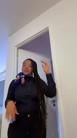 La fille ci sort avec qui même 😂