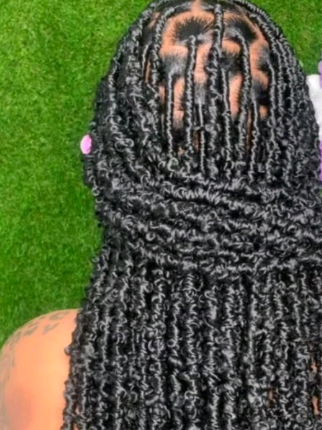 Vem aprender a fazer dread's em casa.🥰🥰🥰 É tão simples e económico. #foryoupage  #locstyles  #hairstyle  #locs  #fyp 