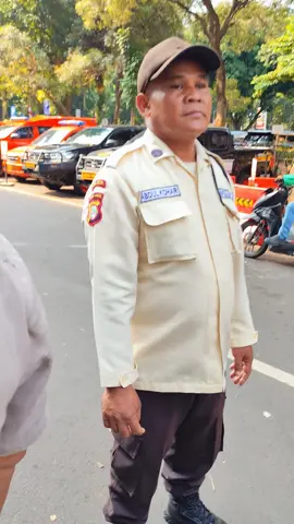 Tidak terima karna Guru di bilang beban negara, ikut demokrasi, Al hasil di tahan, hp hilang di sita kepolisian, dan di tahan pula 1X24 jam, tas perlengkapan pun hilang. Alhamdulillah sudah di bolehkan pulang. #bunda  #demo  #demo2025  #fyp  #unjukrasa  #fypシ゚viral  #pestademokrasi 