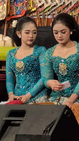 Lagi ngapain ya, kayaknya ada orang dibelakang layar Pakeliran #sindenidola #sindencantik #sekargadung #kimintodarsono
