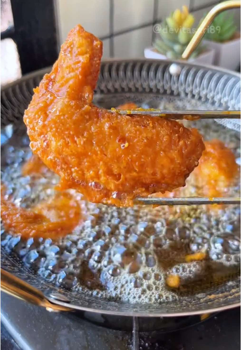 SAYAP AYAM PEDAS GURIH Bahan 650 gram sayap ayam 1 bks desaku marinasi 2 sdt desaku bawang putih bubuk 1/2 sdt ladaku merica bubuk 1 sdm desaku cabe bubuk 2 sdm maizena 1 butir telur  . Aduk semua bahan sampai rata Diamkan min 30 menit/semalaman Lalu goreng sampai matang. . #sayapayam #spicychickenwings_satset  #resepsatset_rudy  #bumbuajaib #serunyaditiktok 