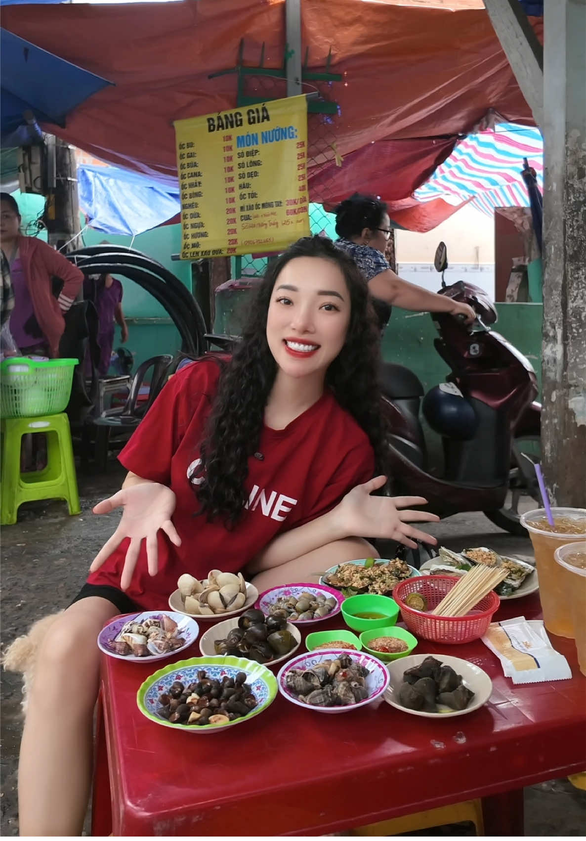 Ốc 10k/dĩa .Nguyên 1 bàn ốc 123k chắc mai đi ăn nữa  . quán này rẻ số hai chắc không quán nào rẻ số một  ##hangdidaudo