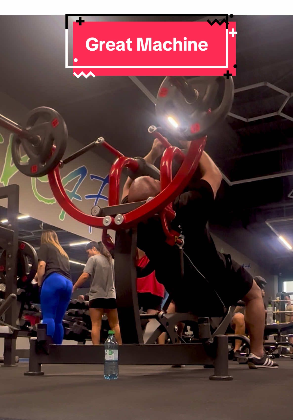 Îmi place sparatul ásta  #chestflymachine #chestfly #upperchest #dubaipersonaltrainer #pecday 