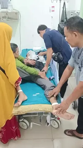 Berita terkini seorang siswa smk dimasukan ke dalam rumah sakit dikarenakan dia tertabrak motor polisi dan dipukuli Bagian kepala,tolong doakan siswa ini semoga lekas sembuh dan kita bakal usut tuntas atas kejadian ini✊❤️‍🔥 #fyp #viral #stmmelawan #stmsejabodetabek #polisipembunuh 