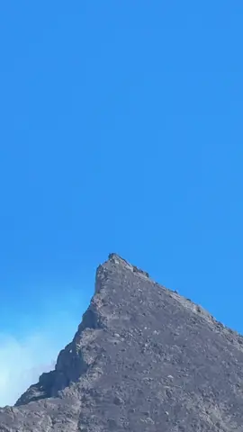 salah satu puncak impian para pendaki.. #puncakgaruda #fypシ゚viral 
