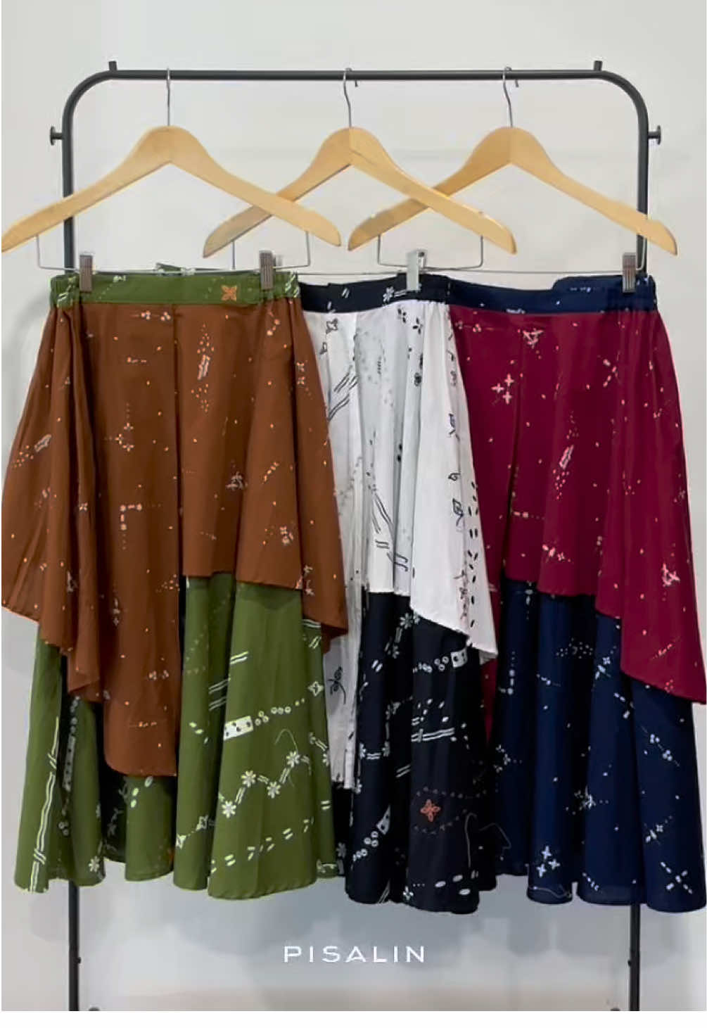 Membalas @Shania langsung checkout disini yaa! Ada 3 pilihan warna yang cantik-cantik😍✨ #fyp #batik #wastranusantara #berkain #Pisalin 