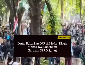 Demo Bubarkan DPR di Medan Ricuh, Mahasiswa Robohkan Gerbang DPRD Sumut, Polisi Kerahkan Water Canon. Selasa (26/8/2025). Aksi menyuarakan bubarkan DPR di depan kantor DPRD Sumut berlangsung ricuh. Mahasiswa memaksa masuk ke dalam gedung rakyat dihadang petugas.  Massa kemudian saling dorong hingga membuat gerbang kantor DPRD Sumut lepas. Hal itu membuat polisi menembakkan air ke arah mahasiswa. Hingga kini mahasiswa masih bertahan di sekitar gedung DPRD Sumut.  #medanterkini 