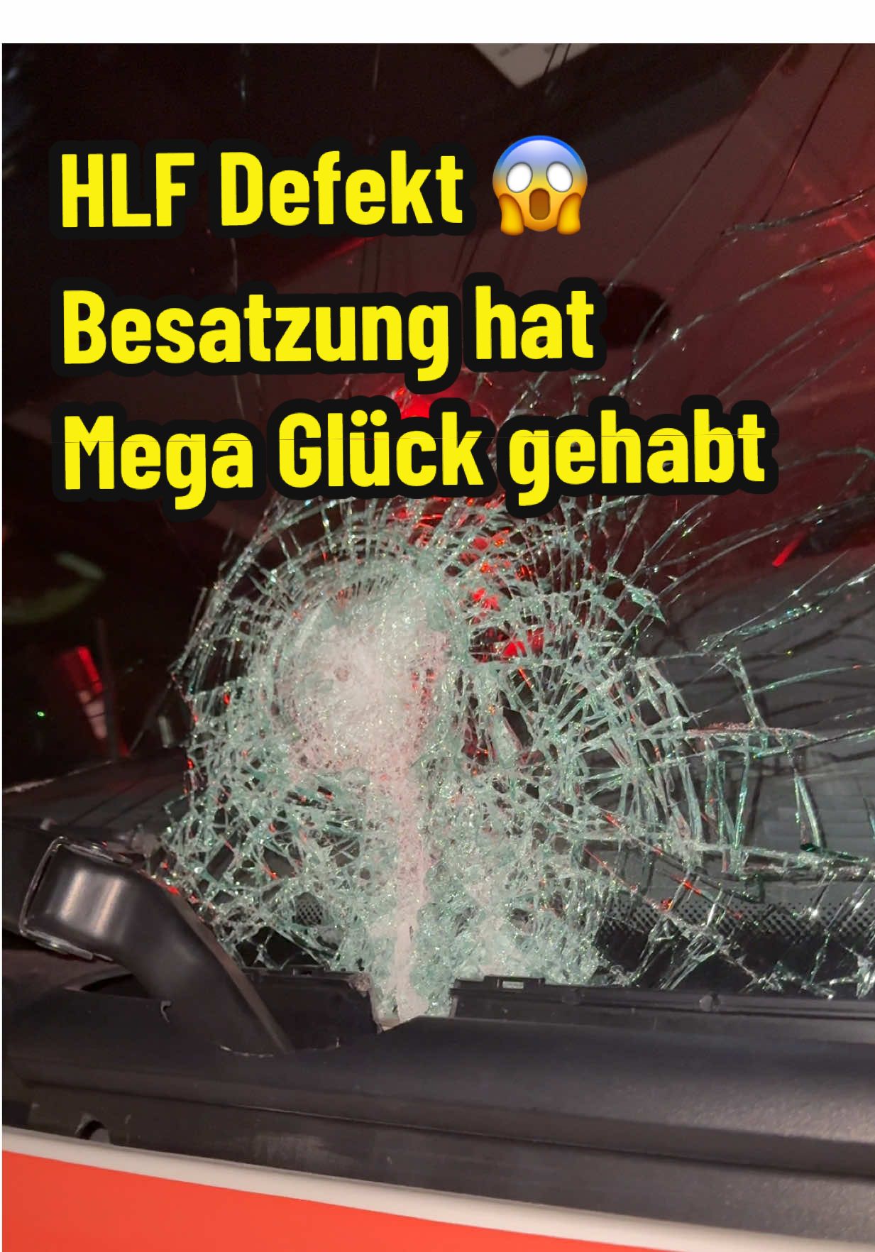 Florian Hamburg Kirchdorf 1 (HH-8767) Freiwilligen Feuerwehr Kirchdorf, F 3911 Dieses HLF 20 auf Scania P 320 mit Magirus-Aufbau stand beim Großfeuer in Veddel im Einsatz. Während des Einsatzes trafen Gas-, Lachgas- und Metallflaschen die Frontscheibe des Fahrzeugs. Die Besatzung blieb unverletzt. Das HLF wird nun auf Status 6 (außer Dienst) gesetzt und zur Reparatur gebracht – ein Reservefahrzeug übernimmt in der Zwischenzeit. #HLF20 #FeuerwehrHamburg #Einsatzfahrt #Status6 #Magirus