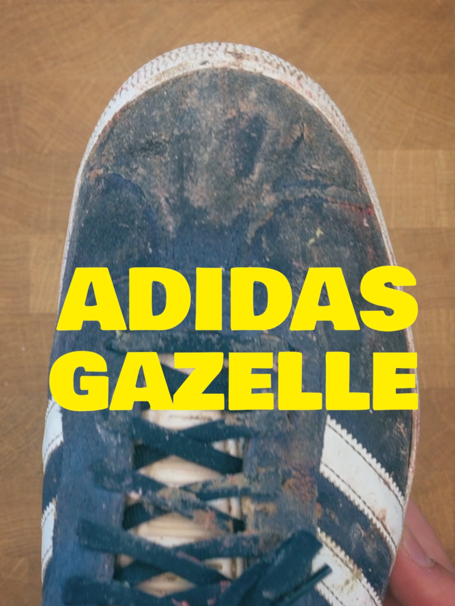 Hur tvättar man ett par Adidas Gazelle med helt förstörd mocka? Klart vi visar det. #sneakercleaning #sneakercleaner #shoecare #sneakers #sneakerrestoration #cleaning #cleaninghacks #adidas #adidasgazelle