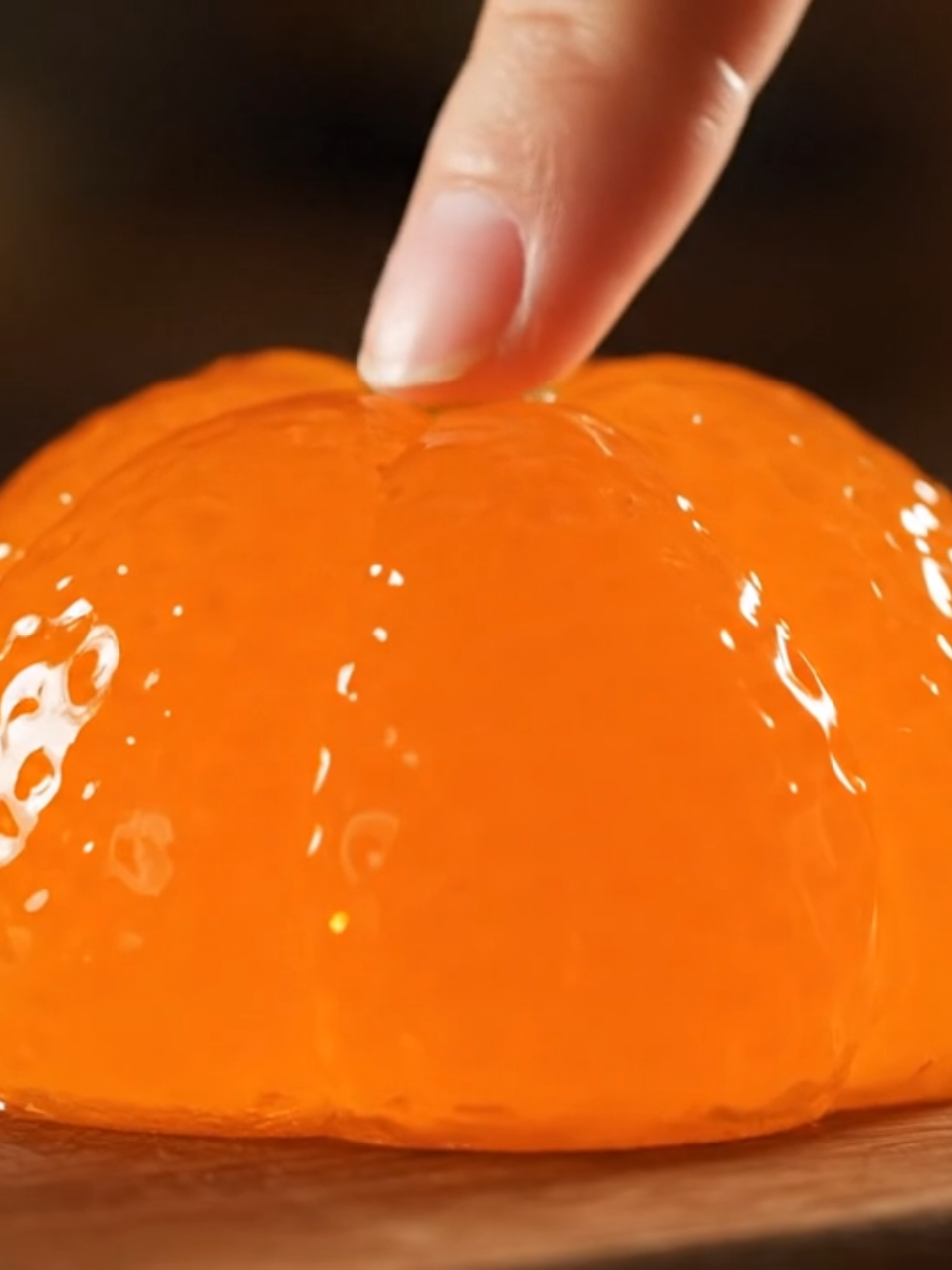 🍊 Sabe aquele som que arrepia até a alma? Agora imagina isso vindo de uma mexerica de gelatina… 🎧 ASMR cítrico no ponto certo. Dá o play e sente! #asmr #asmrbrasil #frutas #veo3 #fyppppppppppppppppppppppp 