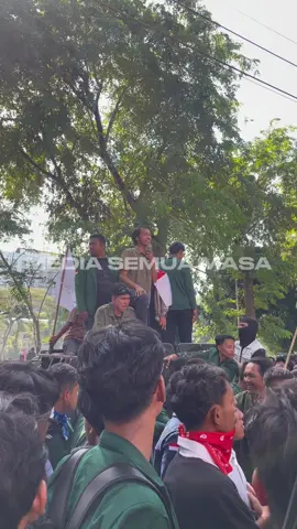 Tuntutan Mahasiswa Menggema, Ketua DPRD Sumut Erni Sitorus Tak Hadir Hadapi Massa #fyp #masaaksi #dprdsumut #usu #demomedan 