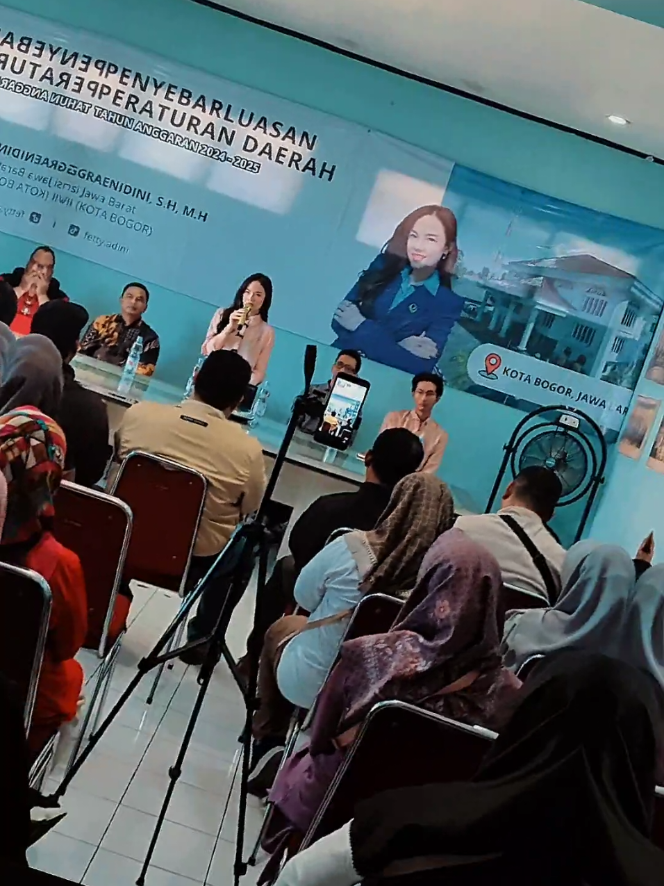 📢 Sosper Perda Kepemudaan! Anggota DPRD Jabar, Fetty Anggraenidini, gandeng PWI Kota Bogor dan warga sosialisasikan Perda No. 8/2016. Fokus: pelayanan & pemberdayaan pemuda, penguatan wawasan, kemandirian, serta peran aktif dalam pembangunan! 💪🇮🇩 #FettyAnggraenidini  @golkar.indonesia  #capcutpioneer #pioneertemplate #capcut #CapCut 