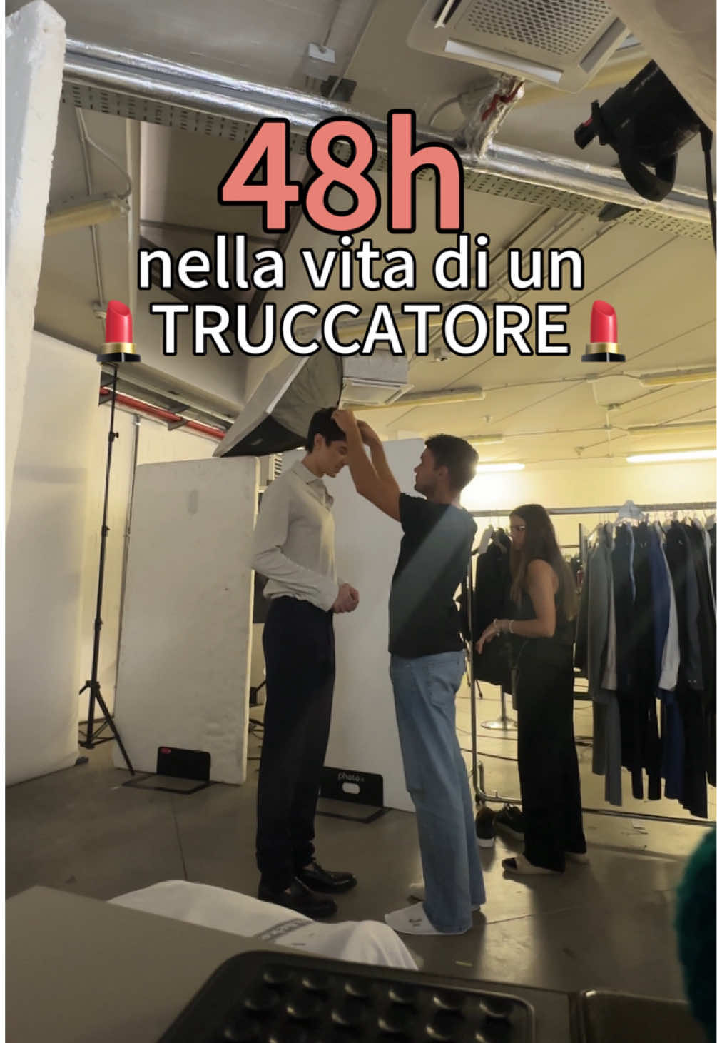 Per me che schifo🤢🤢 Oggi porto con me per 48h su un set da truccatore 🎨🖌️ Non pensavo di ricominciare così presto quest’anno però sono felice almeno non chiudo il mese a zero🤣 Fatemi sapere se vorreste vedere altri dietro le quinte, per capire come funziona questo mondo ❤️ (e non seguite il consiglio di questa modella🤣) #makeup #makeupartist #bts #milano #shootingfotografico 