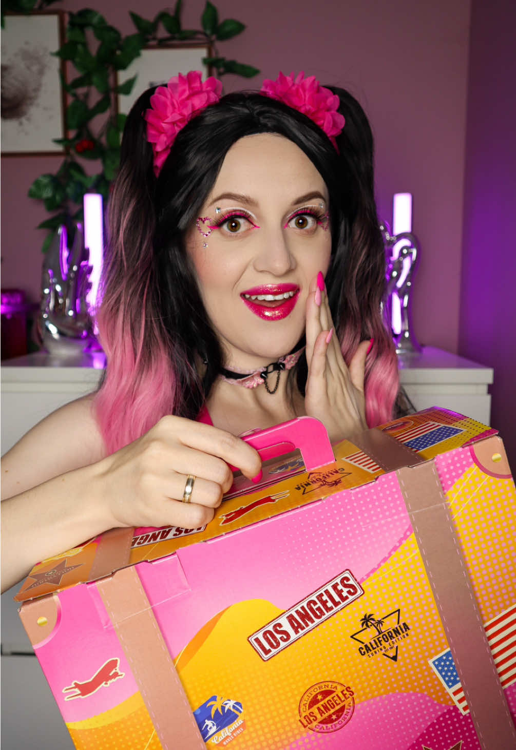 Festiwalowy, różowy look kosmetykami od @J.Cat Beauty Poland [paczka PR] 🩷  Zdecydowanie tutaj produkty do ust skradły moje serce- czy wy widzicie jak to błyszczy? 🥹🫶🏻 #festivalmakeup #pinkmakeup #makeuptutorial #różowymakijaż 