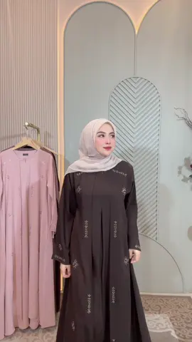 Ayoo absen siapa yang udah punya Arafah Mahogani??🙋🏻‍♀️🤍 #promomakangajian #promomakanmerdeka #promoseruweekend #promoguncang88 #abayafashion #abaya #abayadubai #abayamurah #abayalebaran 