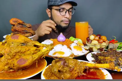 আজকের খাবার অনেক মজার ছিল full chicken curry, mutton leg curry, fish fry, fried egg, sweet, spicy chilli, chicken leg fry and schezwan rice eating#Foodie #curry #eating #muttoncurry #bdbesteverfood 