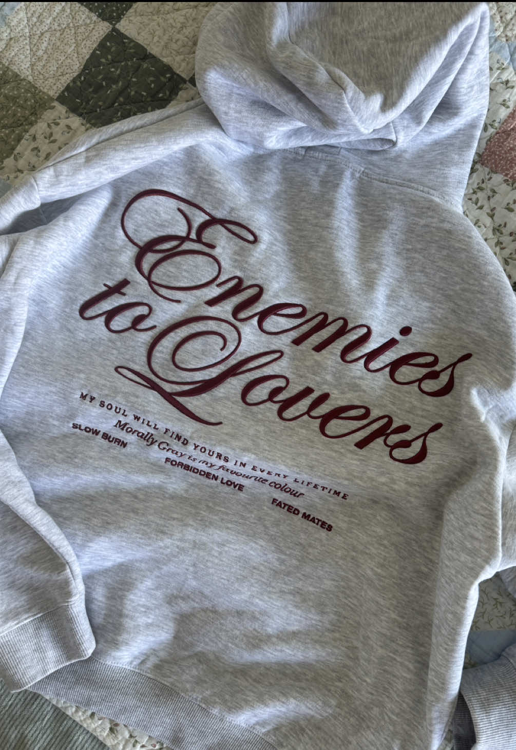 Wie schön ist bitte dieser hoodie??! 🥹 und das mit einem meiner lieblings tropes 🙂‍↔️🔥❤️ #booklover #booktoker #book #enemiestolovers #bücherliebe 