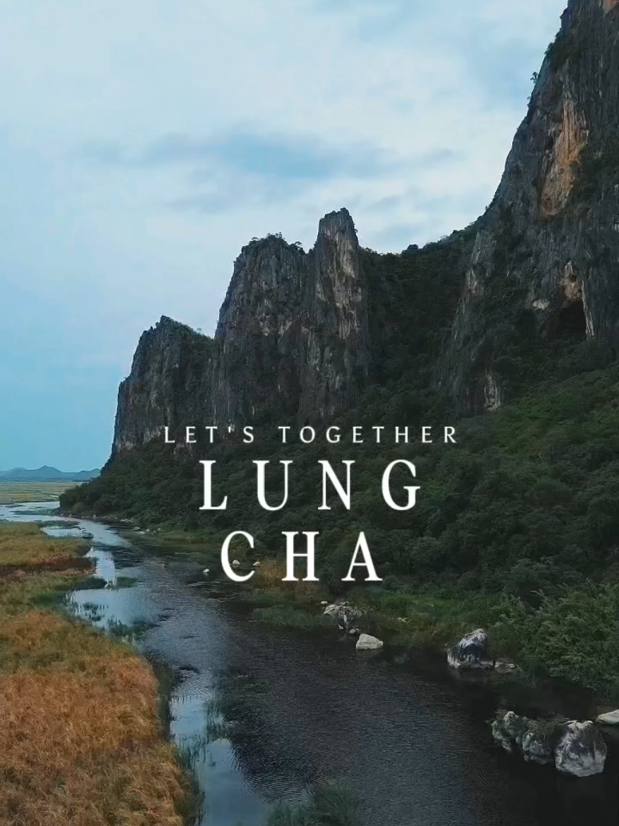 Lungcha Homestay สำหรับเพื่อน ๆ ที่กำลังมองหาทริปพักผ่อนแบบเงียบสงบและเรียบง่ายที่ทำให้เราได้ยินเสียงในหัวใจตัวเองมากขึ้น ได้ใกล้ชิดธรรมชาติ บรรยากาศสวยเหมือนหลุดไปแห่งโลกจินตนาการ  เรียนรู้วิถีชีวิต ล่องเรือ ฟังเสียงนกหลากหลายสายพันธุ์ที่อพยพมาอยู่รวมกันได้อย่างลงตัว ธรรมชาติที่สวยงามและฮิลใจสุดๆ 🍲ทางที่พักมีทั้งอาหารเย็นและอาหารเช้า เสิร์ฟมาแบบจัดเต็ม รสชาติเด็ด ได้ลิ้มลองอาหารพื้นบ้าน  Lungcha Homestay อ.สามร้อยยอด จ.ประจวบคีรีขันธ์ 📌กิจกรรม ล่องเรือชมบึงสามร้อยยอดลำละ 500 บาท -เรือควรจองล่วงหน้านะคะ  -สามารถล่องเรือได้ทั้งตอนเย็น ชมพระอาทิตย์ตก และช่วงเช้าเลยค่ะ #เที่ยวกันป่ะLetstogether #ลุงชาโฮมสเตย์ #ที่พักวิวสวยเขาสามร้อยยอด #ที่พักประจวบคีรีขันธ์ #เที่ยวเขาสามร้อยยอด 