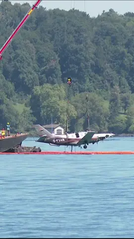 Vierwaldstättersee: Das Flugzeug konnte nach einer gross angelegten Suchaktion in über 100 Metern Tiefe geortet werden. Heute ist das versunkene Kleinflugzeug aus dem Wasser gehoben worden. Tele1 war dabei. Im Einsatz waren unter anderem zwei Nauen mitsamt einem grossen Kran. Video: Tele1 #schweiz #luzern #vierwaldstättersee #see #flugzeug