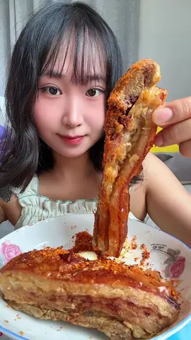 Heo quay giòn rụm ăn với bột ớt cay, cái vị giống ớt rắc lạp xưởng nướng đá á #mukbang #anngonmoingay #tiktokviral #mukbangeatingshow 