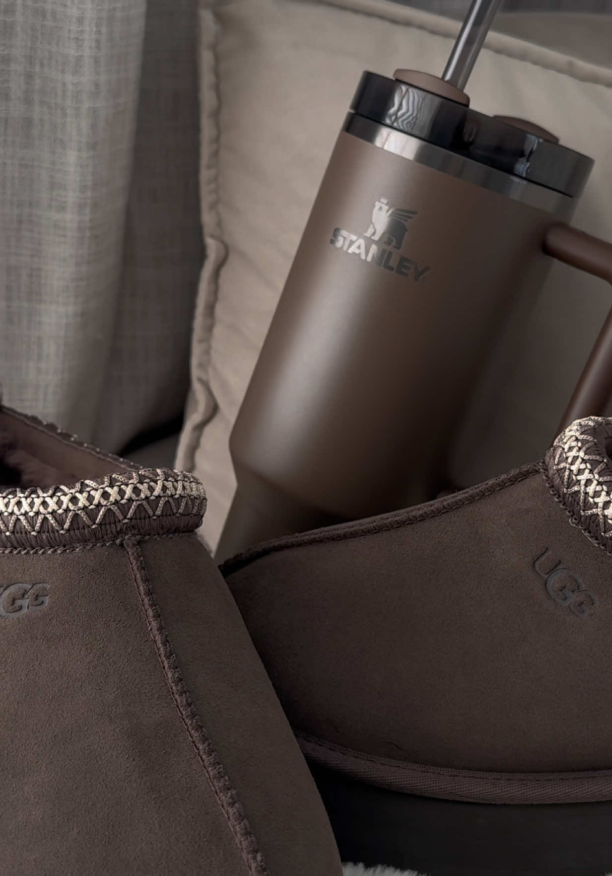 Start buying your autumn wishlist 🍂🍫  @Stanley Brand x @UGG® Stanley cup in the color Espresso X UGG tazz in the color Molasses 🤎 #uggs #stanley #ugg #fall #brown 