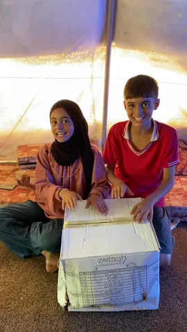 شاركوا ليلى ومحمد فرحتهم بأول طرد غذائي بعد 6شهور مجاعة 💔 #فلسطين #أطفالنا_أملنا #غزة #FreePalestine #الامارات 